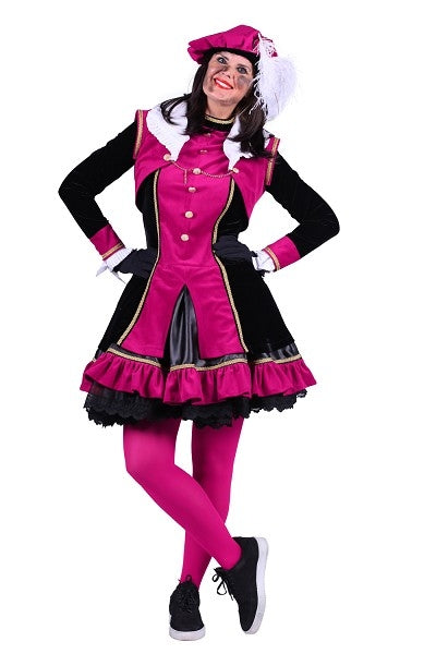 Vrouw verkleed in roze en zwart feestkostuum met hoed, ideaal voor carnaval of themafeest.