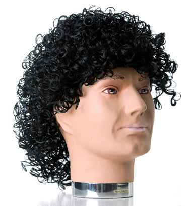 Zwarte pruik met korte, krullende haren op etalagehoofd voor carnaval of feestkleding.