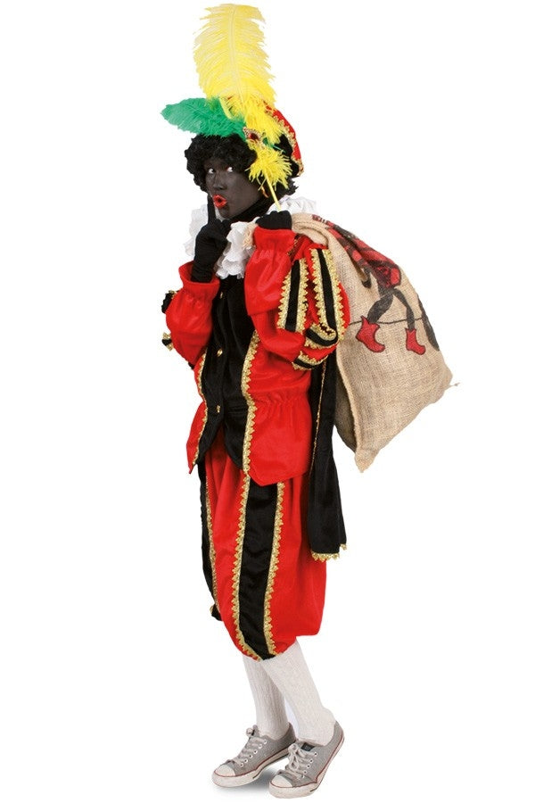 Kinder kostuum voor Sinterklaasfeest, rood en zwart pak met gouden accenten en veerhoed.